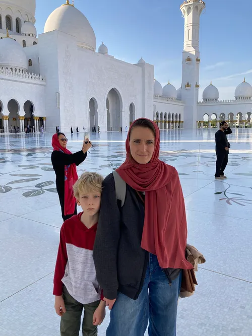 Оля Молодых на фоне мечети