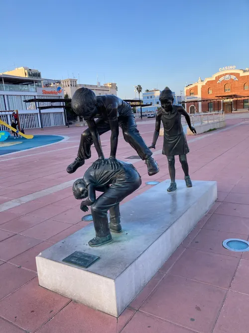 Статуя изображающая играющих детей
