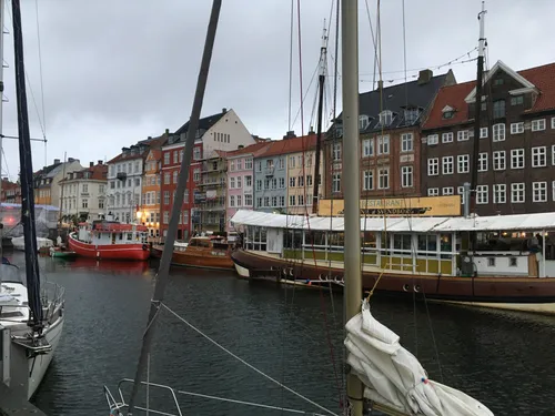 Nyhavn. Цветные домики, кораблики и всякие кафе.