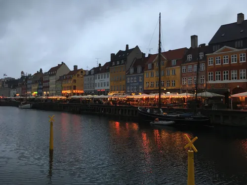 Nyhavn ночью. Солнце садится поздно, рас свет включили - значит ночь