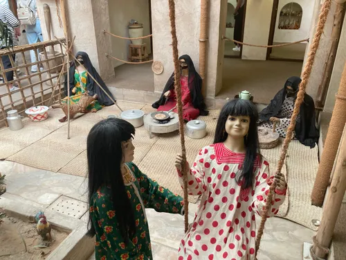 Девочки манекены на качелях