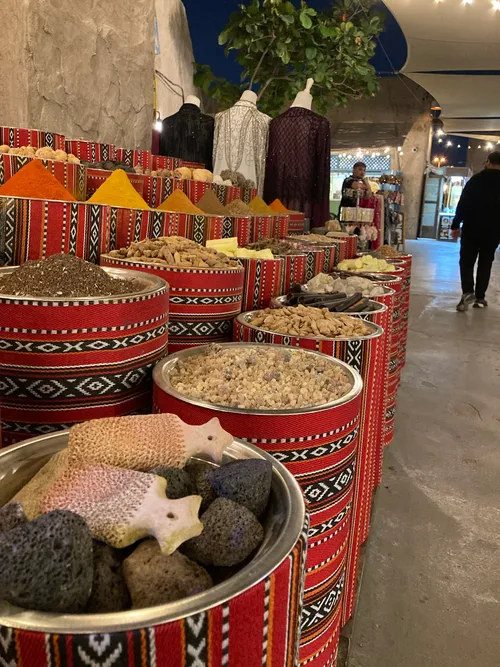 Специи на прилавке Al Fahidi Souk