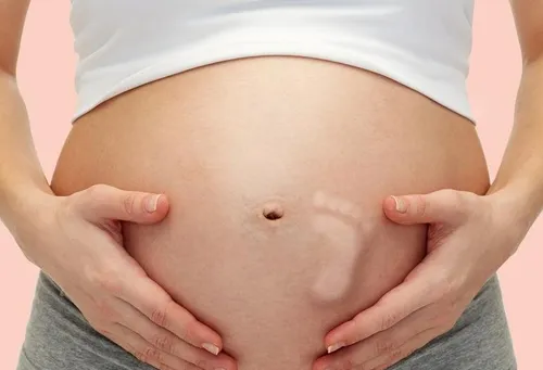 Заглавная фотография к статье Как распознать движения плода