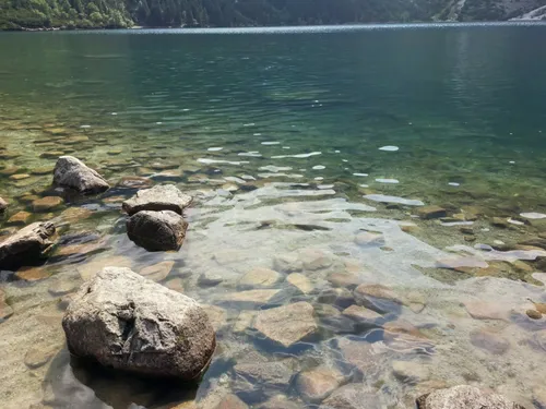 В озере прозрачная вода