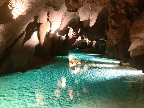 Очень чистая вода в пещере