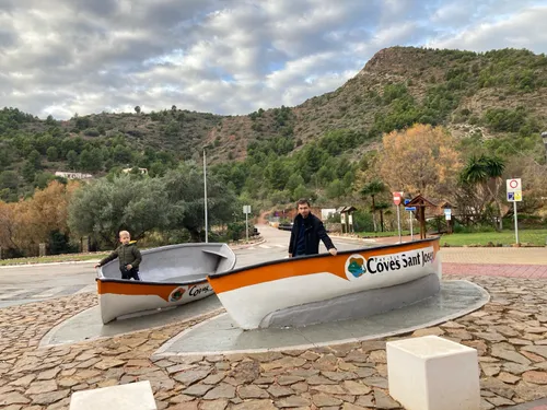 Инсталляция у входа в пещеру