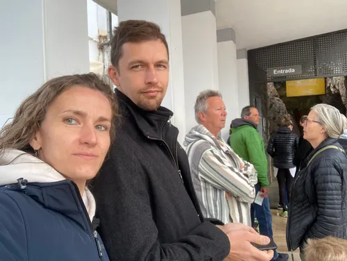 Мы стоим у входа в пещеру