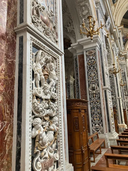 Иезуитская церковь Иисуса, колонна