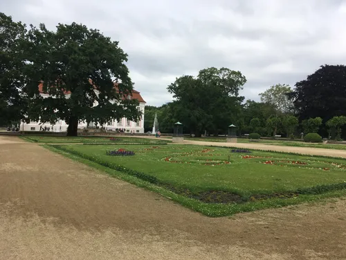 Небольшой сквер в центре зоопарка