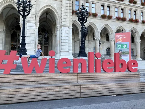 Заглавная фотография к статье Как провести день с ребенком в Вене: готовый маршрут и цены на музеи.